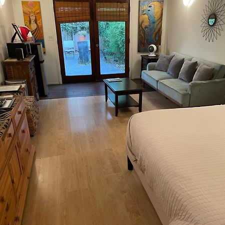 Guest House Near Universal Studios Лос-Анджелес Экстерьер фото